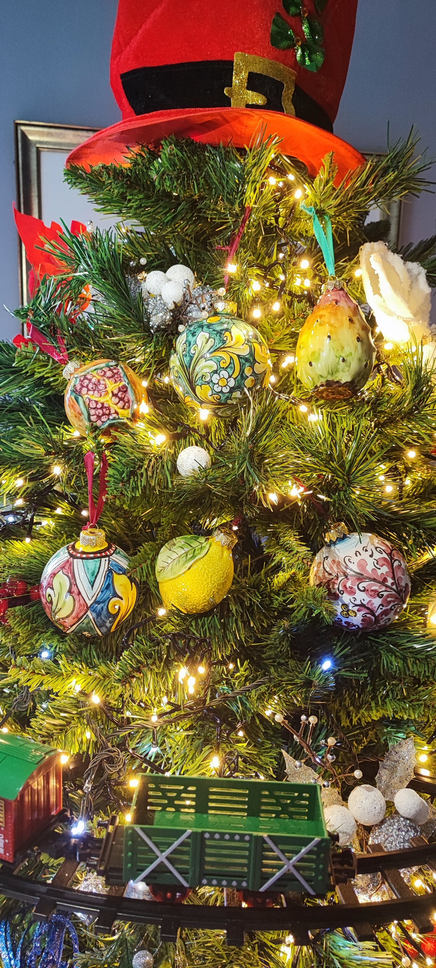 Ceramica di Caltagirone Xmas Tree Fruit Balls – Handcrafted Sicilian Elegance